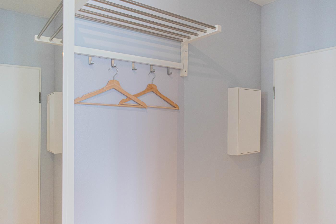 Kleiderhaken mit Holzhaken und Heizfunktion an der Wand