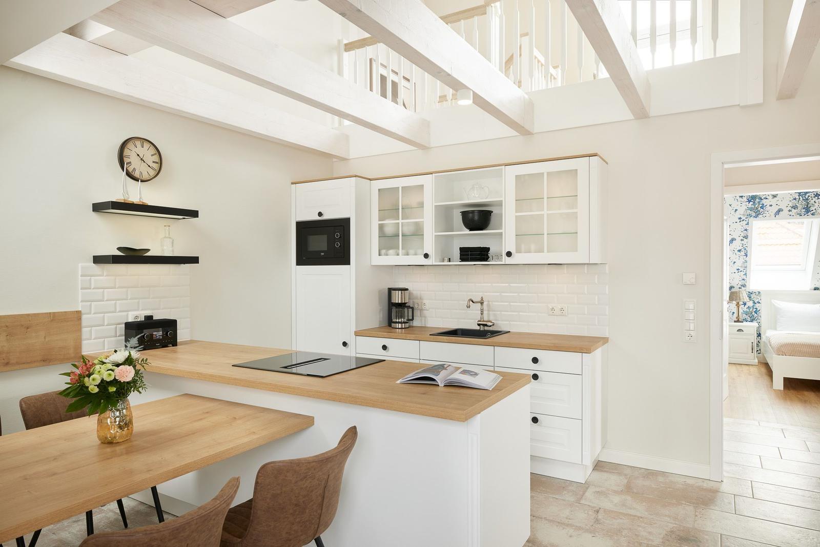 Küche mit Essbereich und Blick in Schlafzimmer