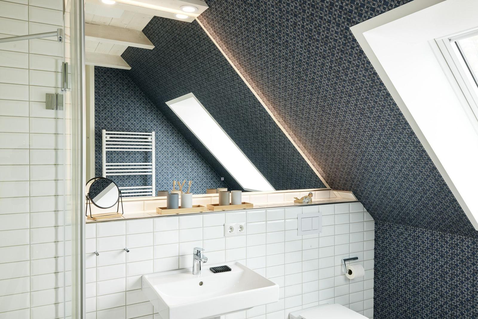 Badezimmer mit Dachschrägen, Dusche und Waschbecken