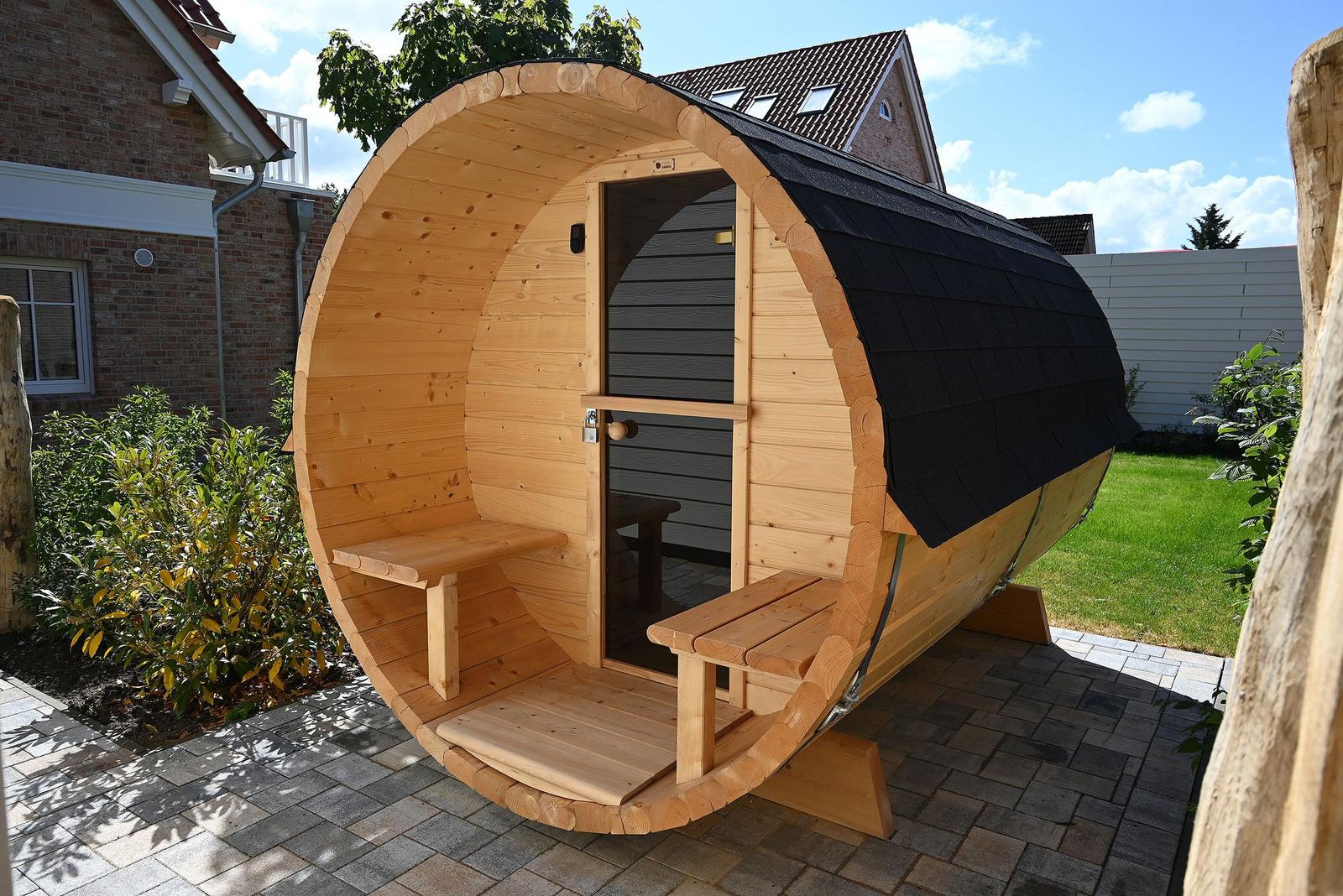 Holzsauna im Garten mit Sitzbänken und Tür