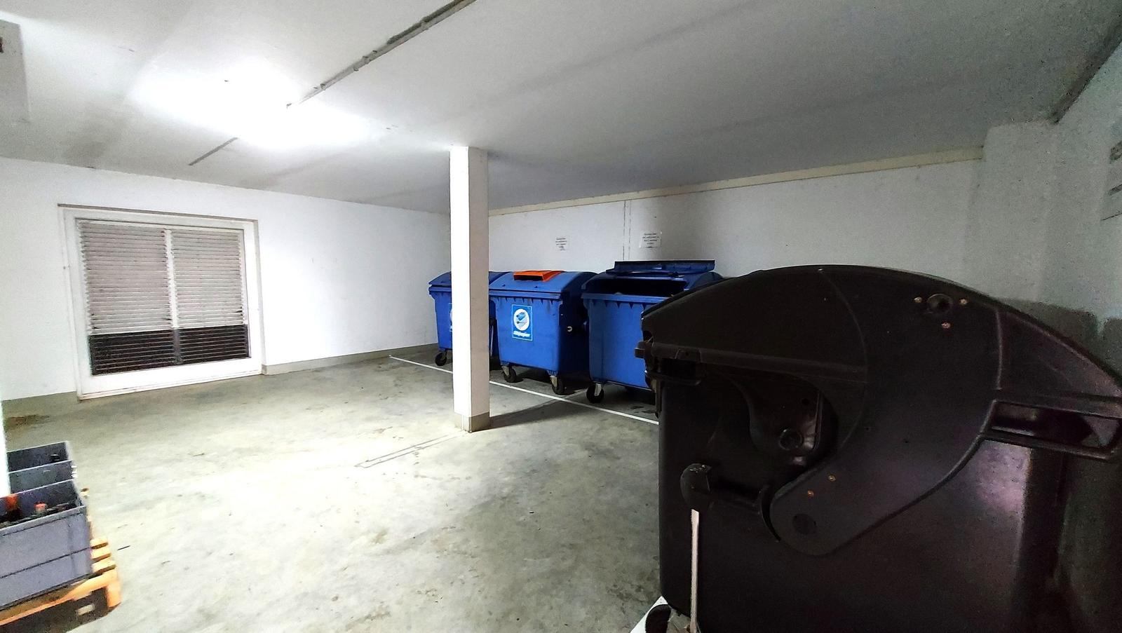 Keller mit Müllcontainern und Fenster