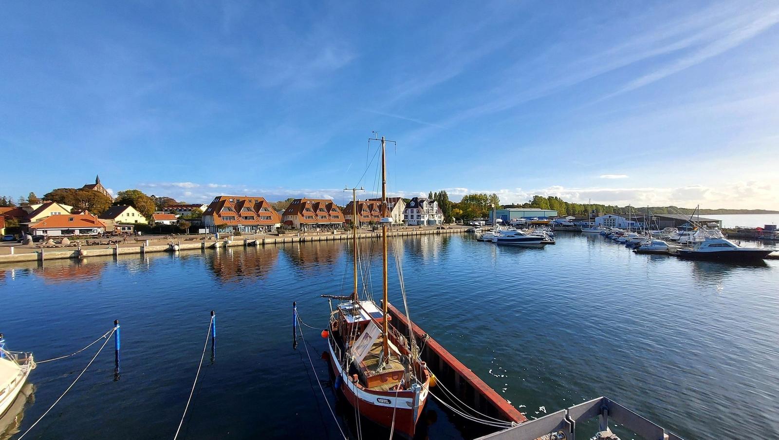 Blick vom Steg auf die Hafenhäuser