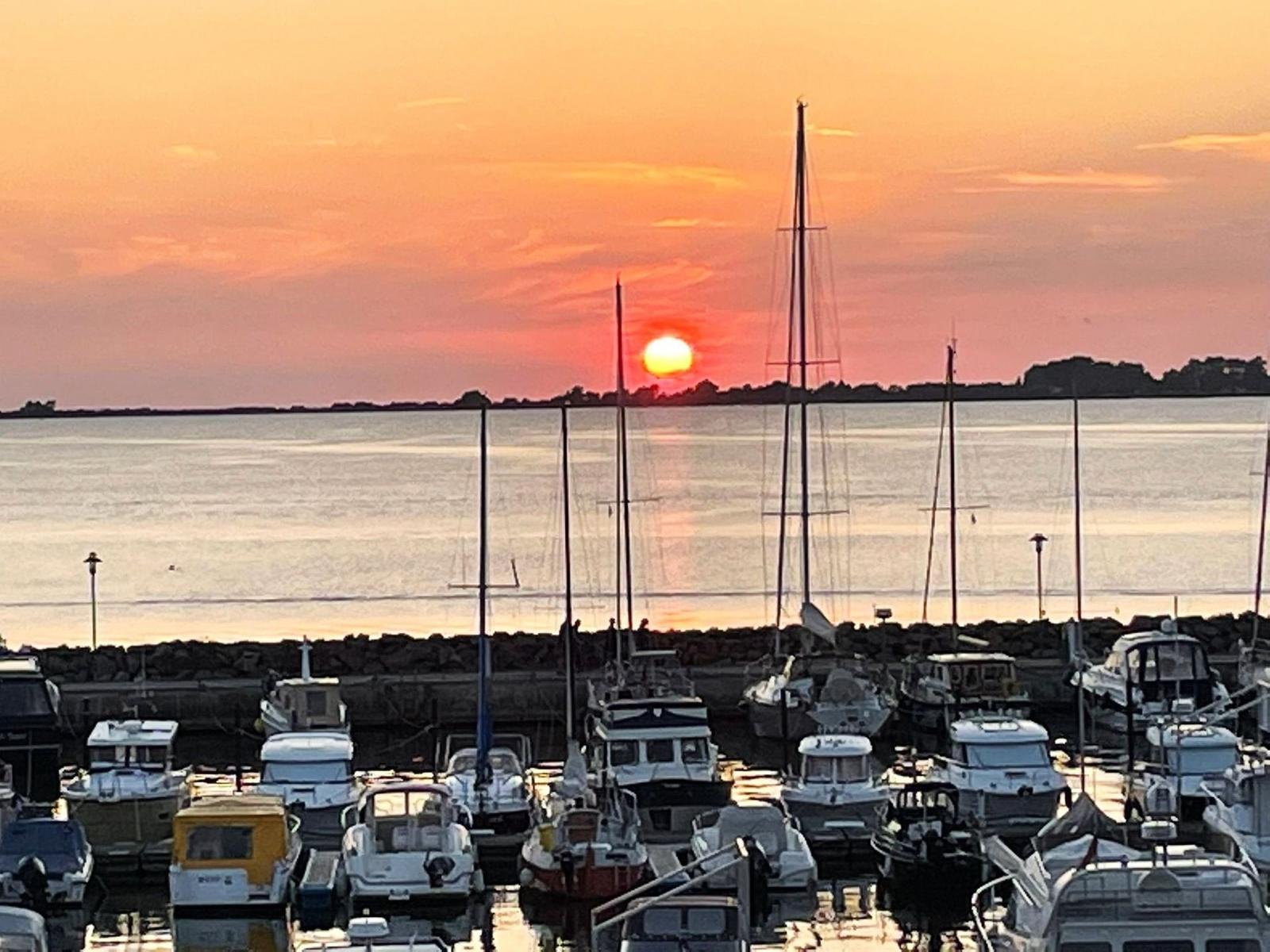 Sonnenuntergang über Hafen mit Booten und Wasser