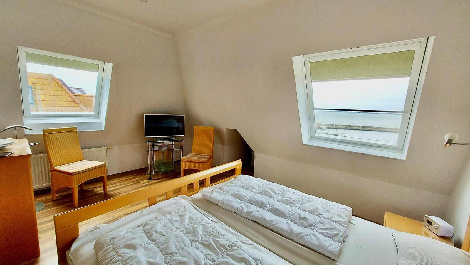 Schlafzimmer 1 mit Doppelbett