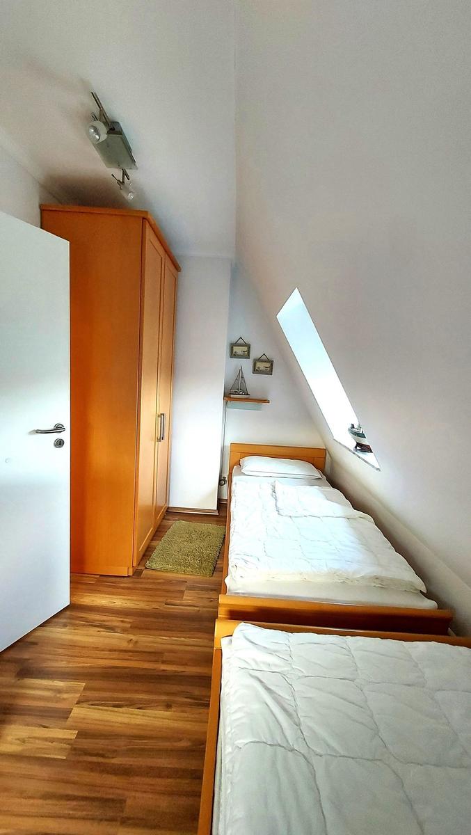 Schlafzimmer 2 mit zwei Einzelbetten