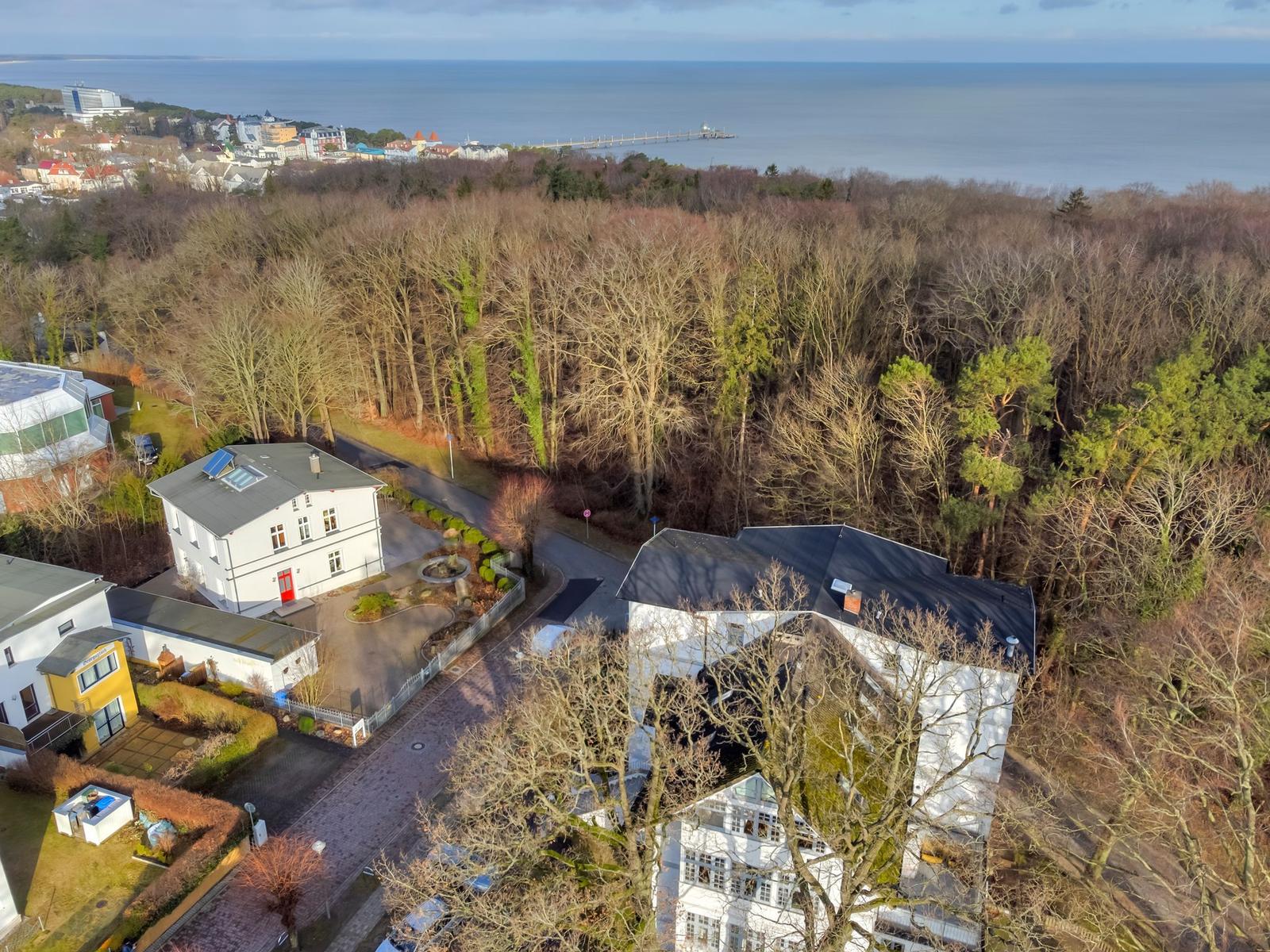 Haus mit Garten und Blick auf die Küste und Wald