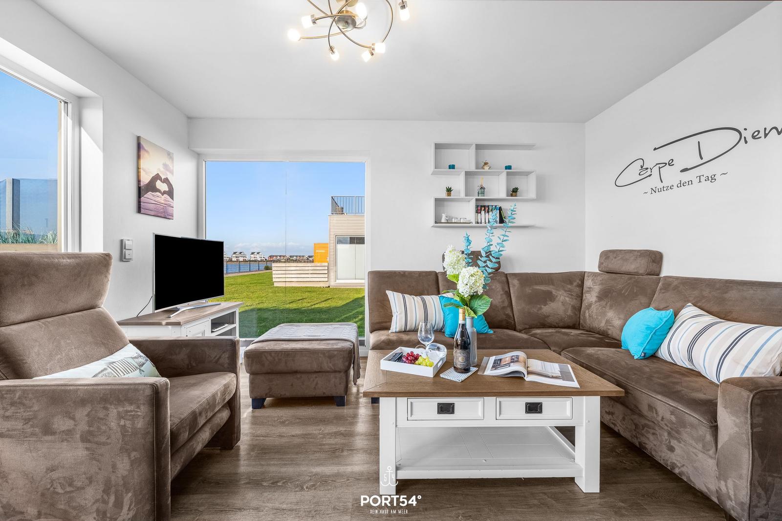 Wohnzimmer mit Sofa, Couchtisch und Blick auf Terrasse