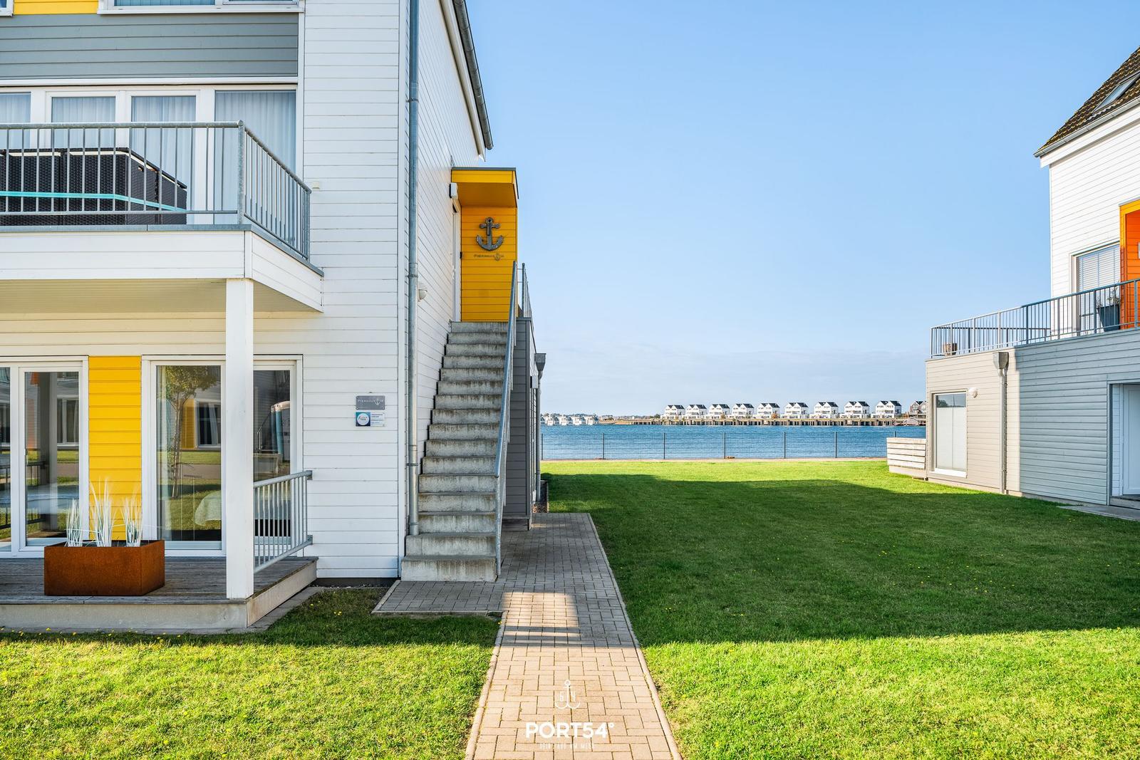 Haus mit Balkon und direktem Blick auf das Wasser