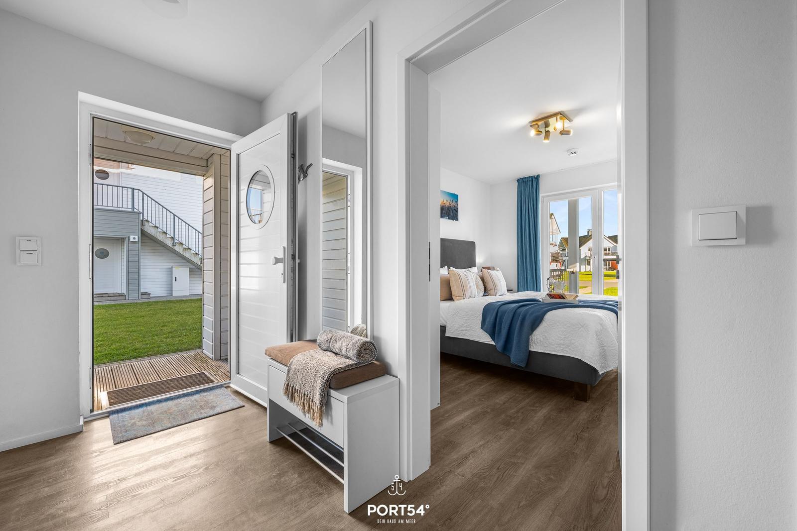 Eingangsbereich mit Blick auf Schlafzimmer und Außenterrasse.