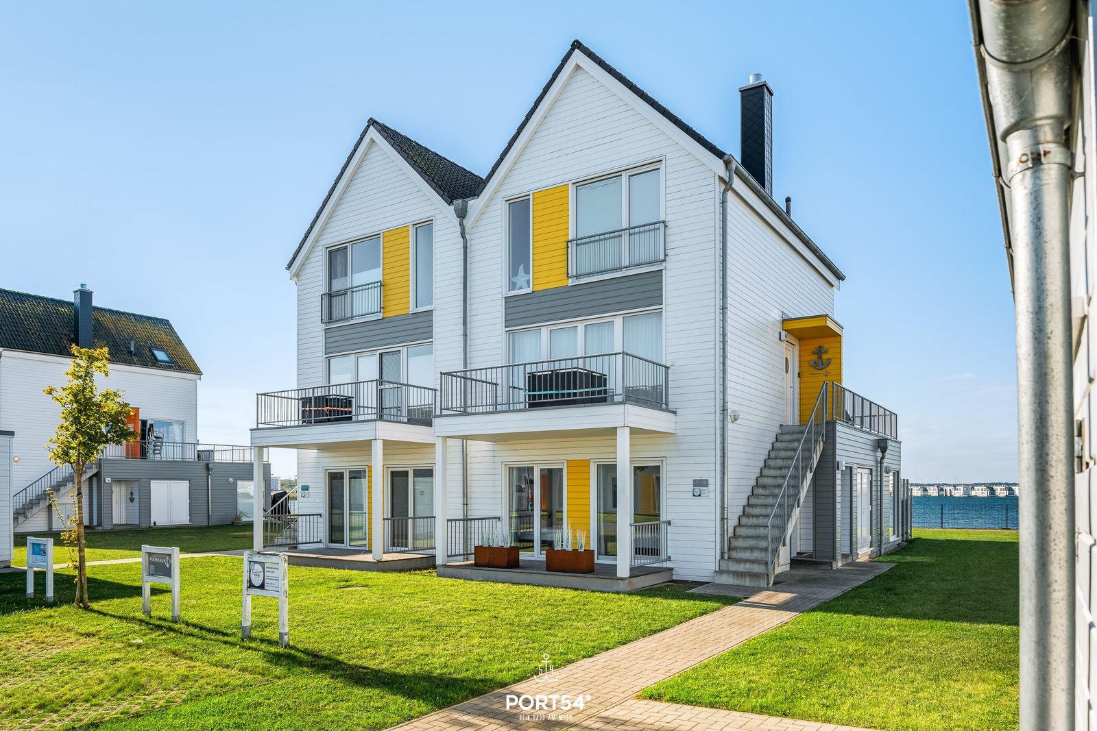 Moderne zweistöckige Villa mit Balkonen und direktem Meerblick.