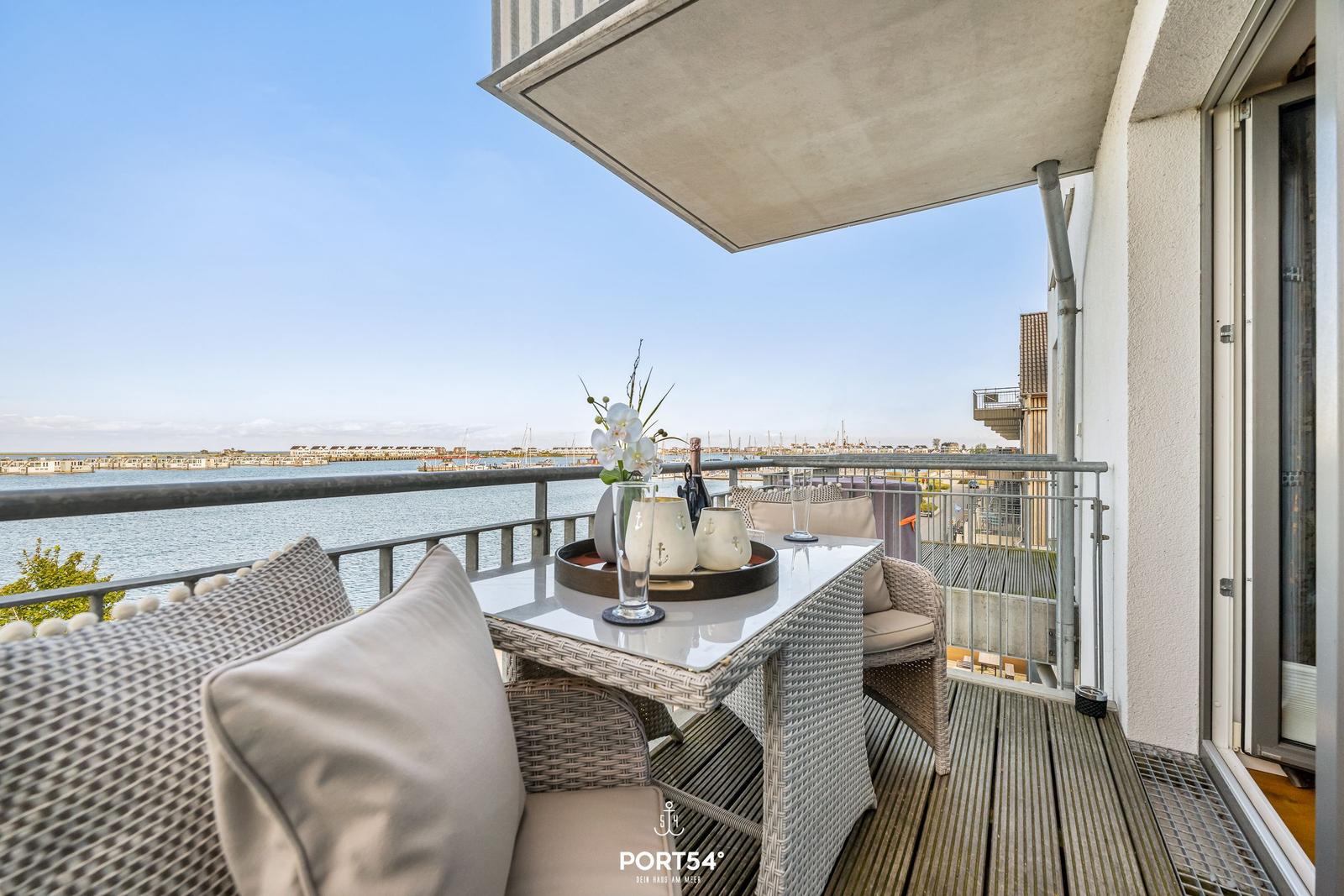 Terrasse mit Sitzgruppe und Meerblick