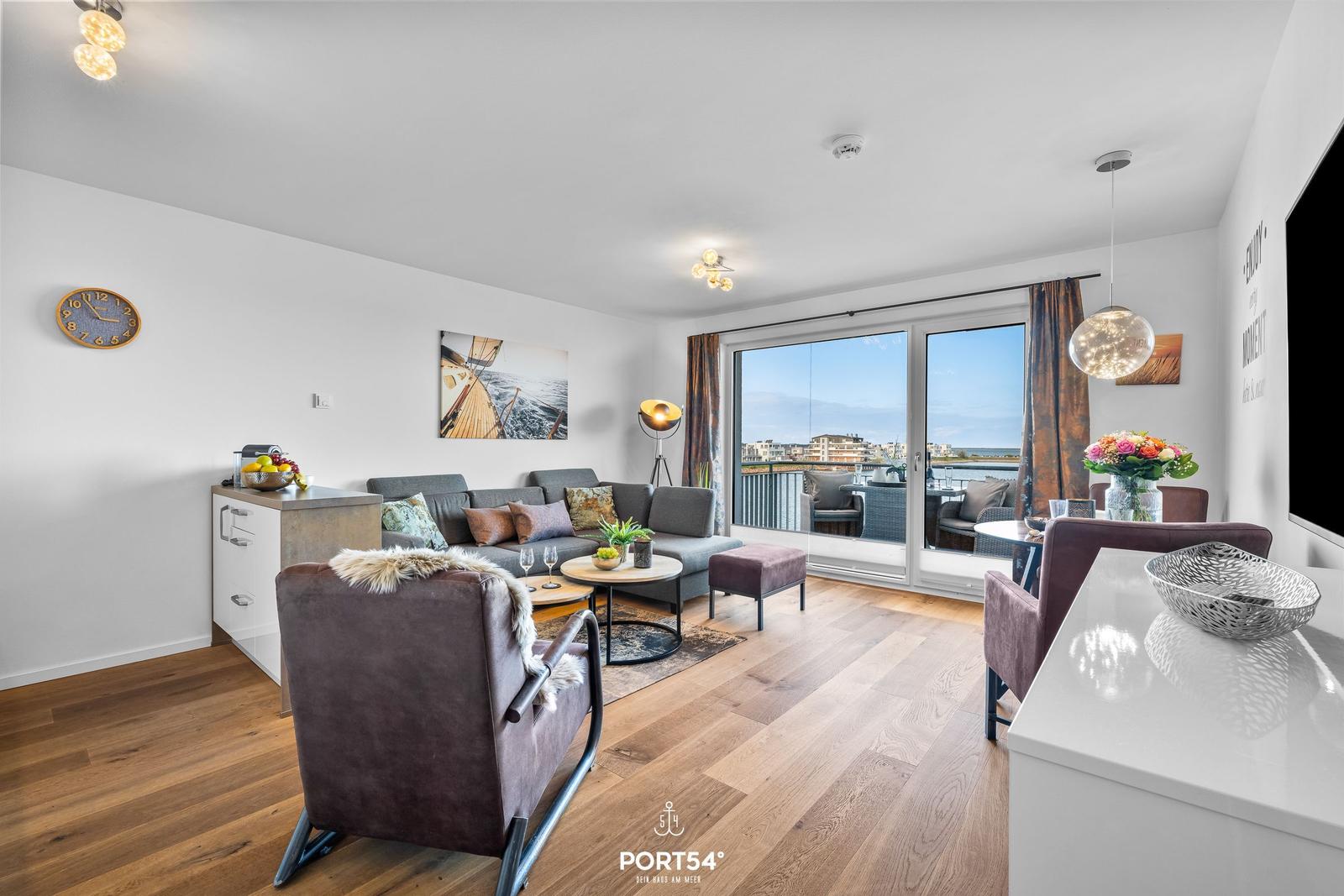 Wohn- und Essbereich mit Balkon und Meerblick.