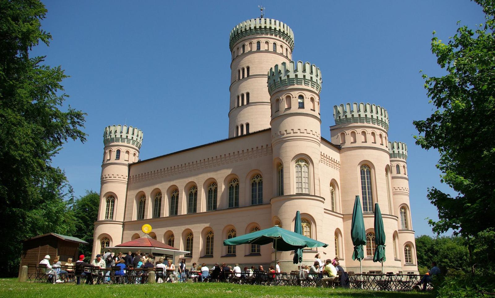 Schloss mit Turm und Gästebereich im Freien