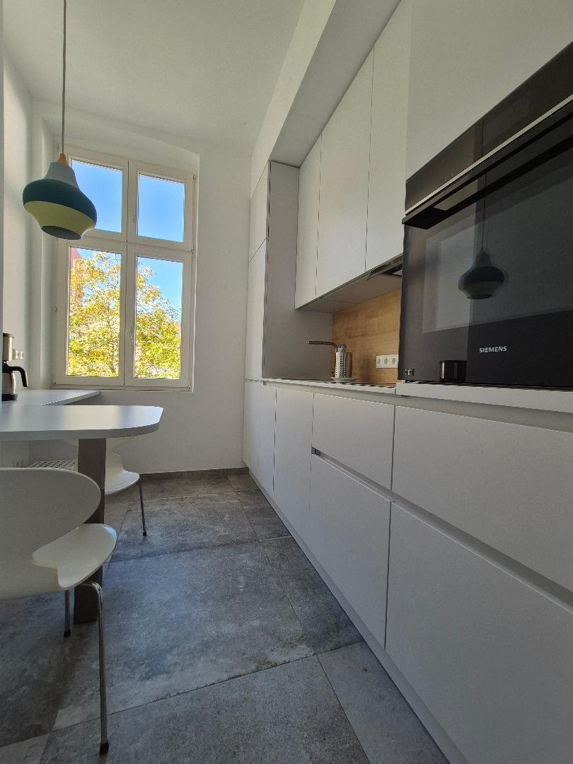 Moderne, voll ausgestattete Küche