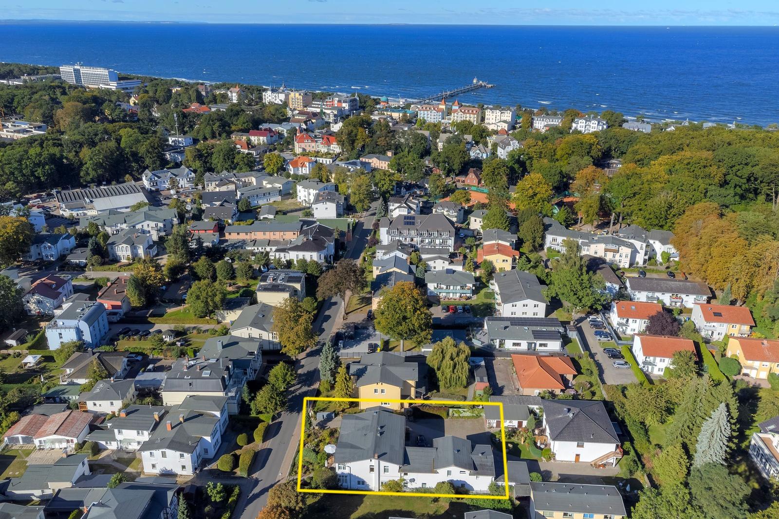 Haus mit Garten in Strandnähe, Luftaufnahme