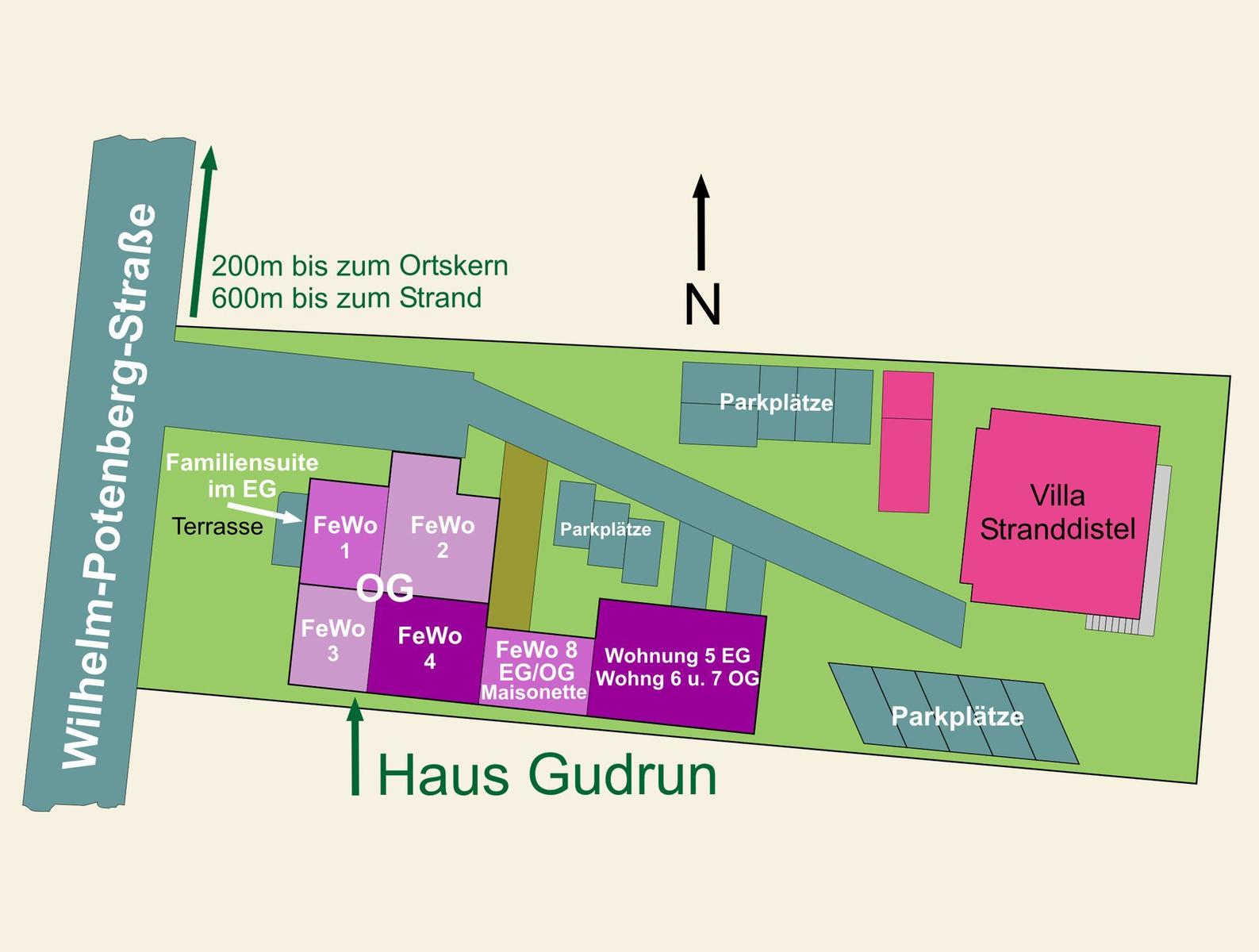 Lageplan mit Ferienwohnungen, Villa und Parkplätzen. Entfernung zum Ortskern und Strand angegeben.