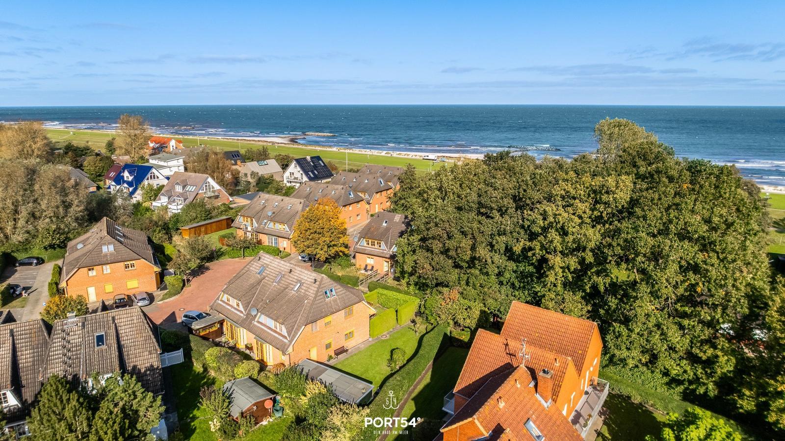 Haus mit Blick auf das Meer und grüne Gärten