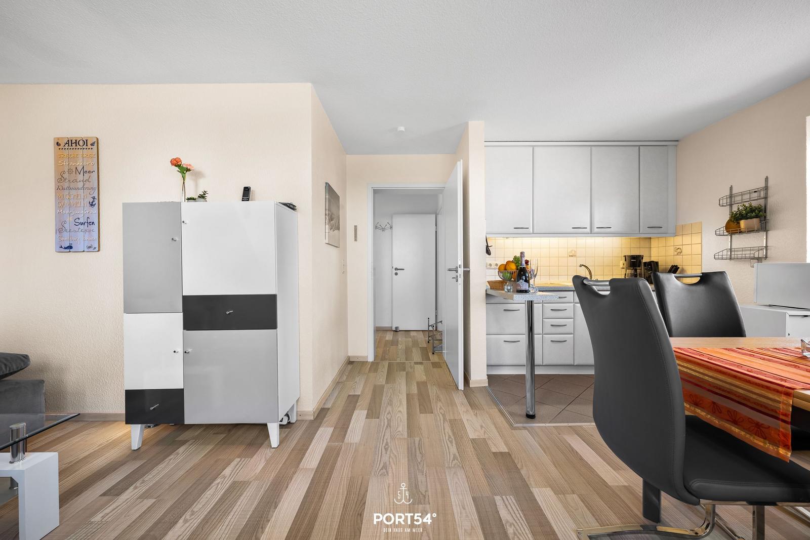 Wohn- und Essbereich mit Küche und Holzboden