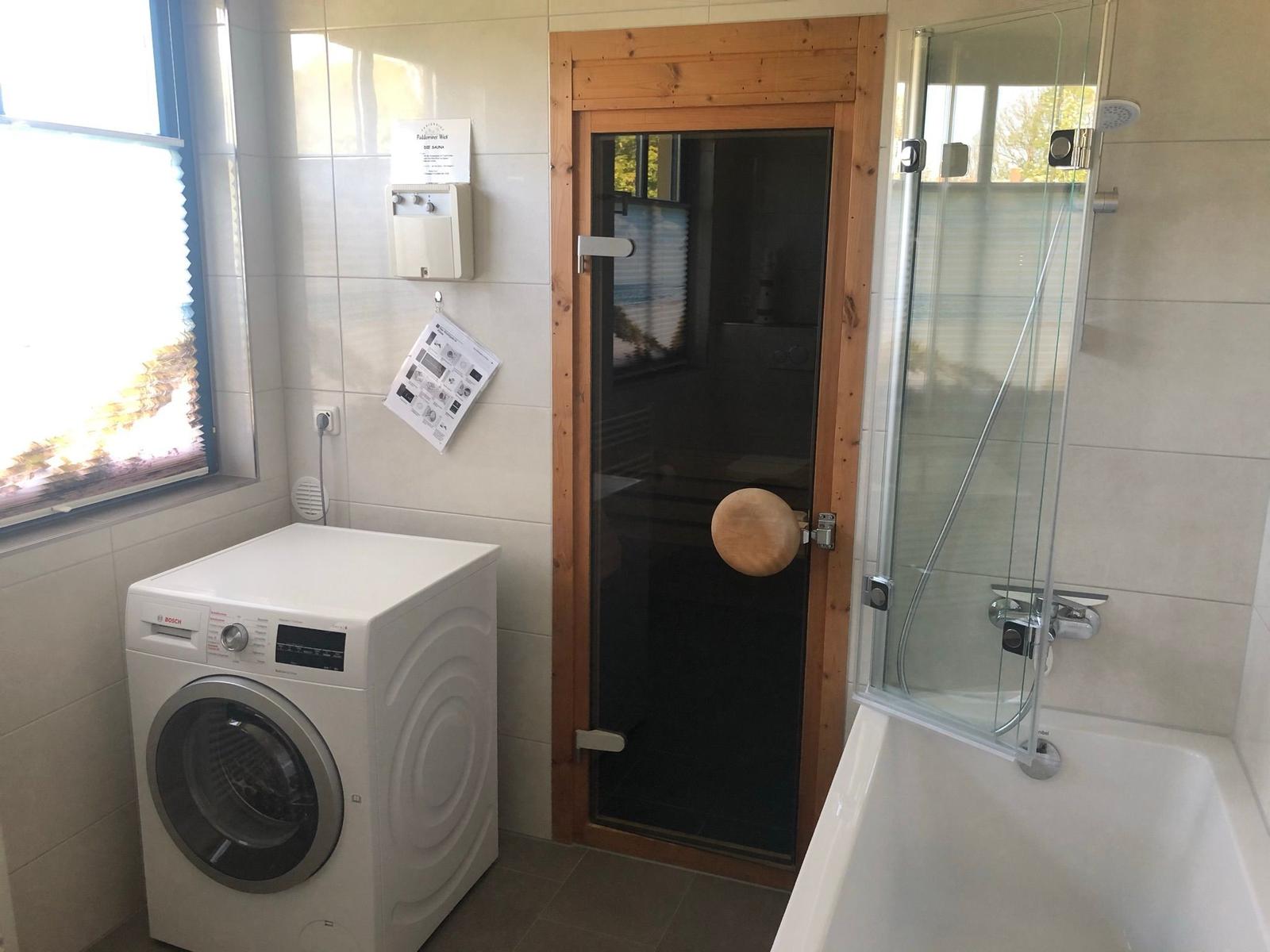 Bad mit Sauna, Dusche und Waschmaschine.