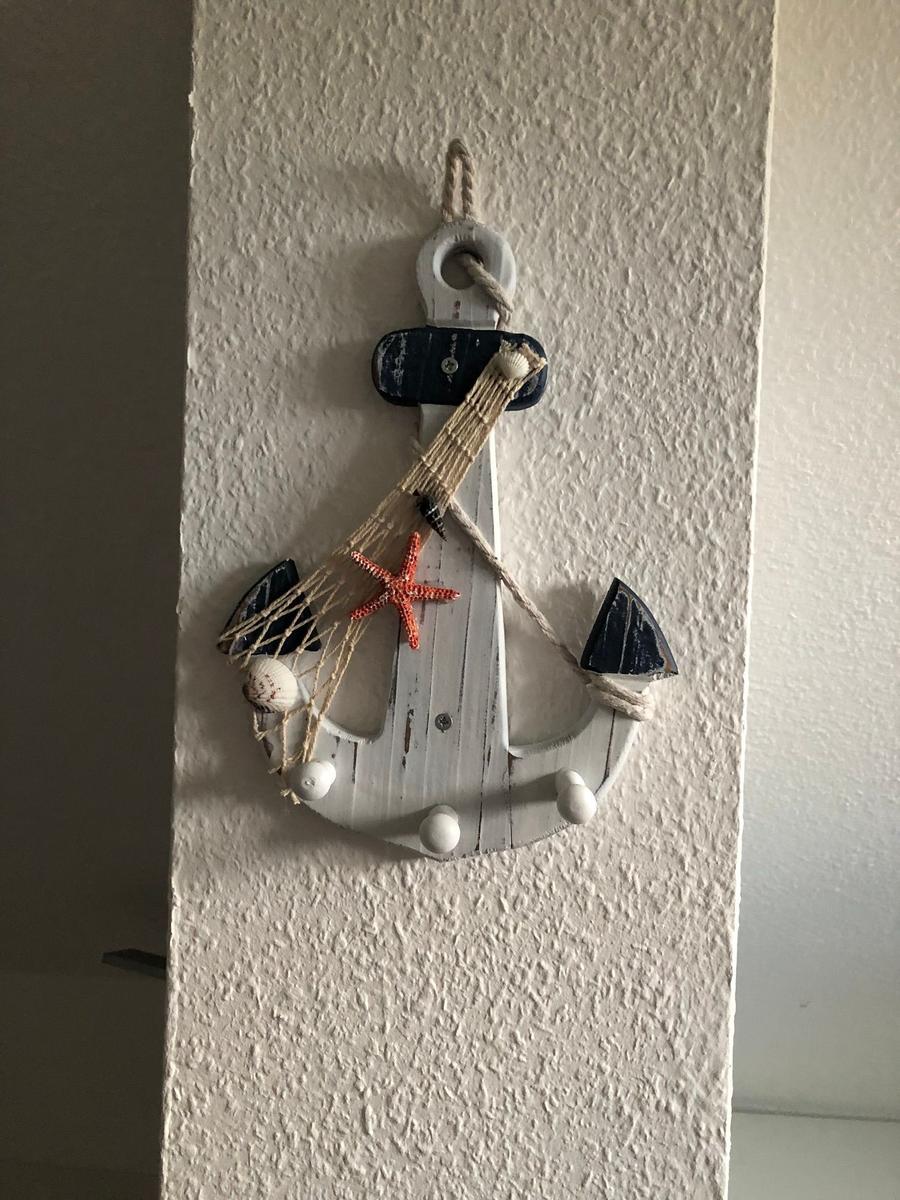 Hängendes Anker-Dekor mit Seestern und Muscheln an Wand
