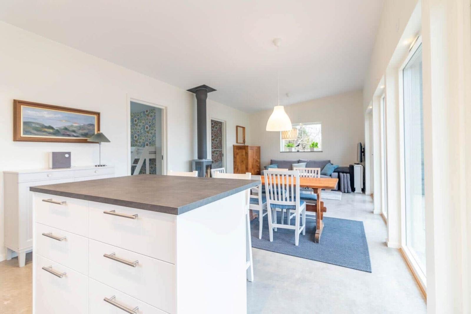 Küche mit Insel, Essbereich und Wohnzimmer im offenen Raum.