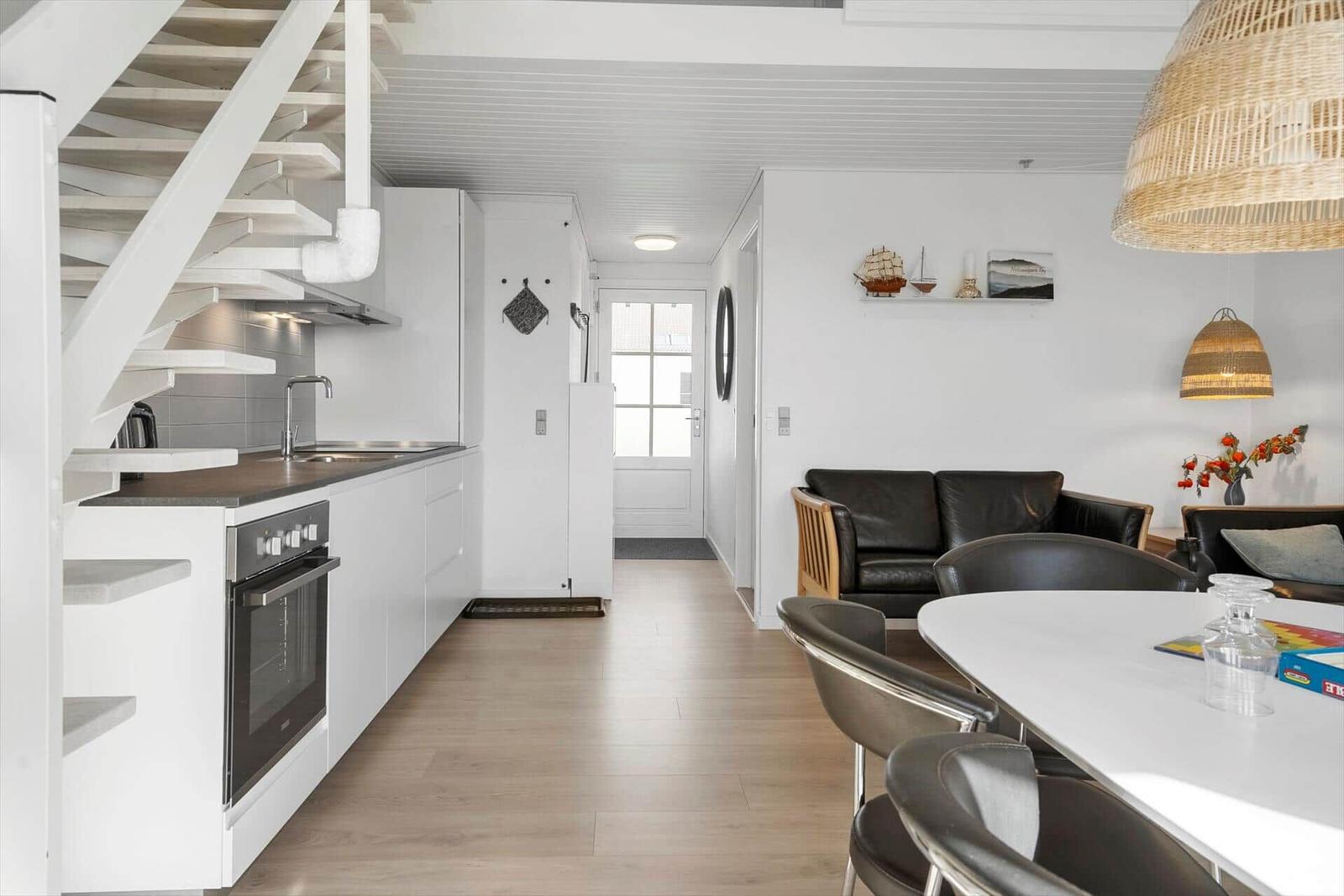 Küche mit Essbereich und Wohnzimmer mit Treppenhaus