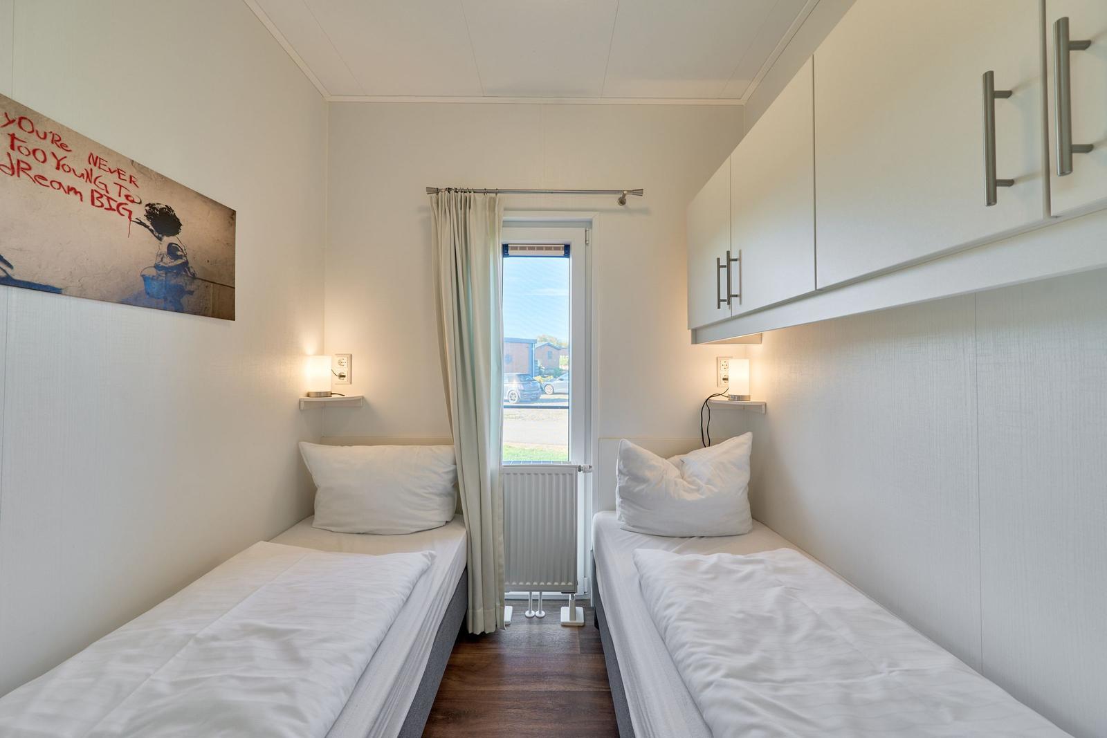 Zwei Einzelbetten, Fenster, Schränke und Wandbild
