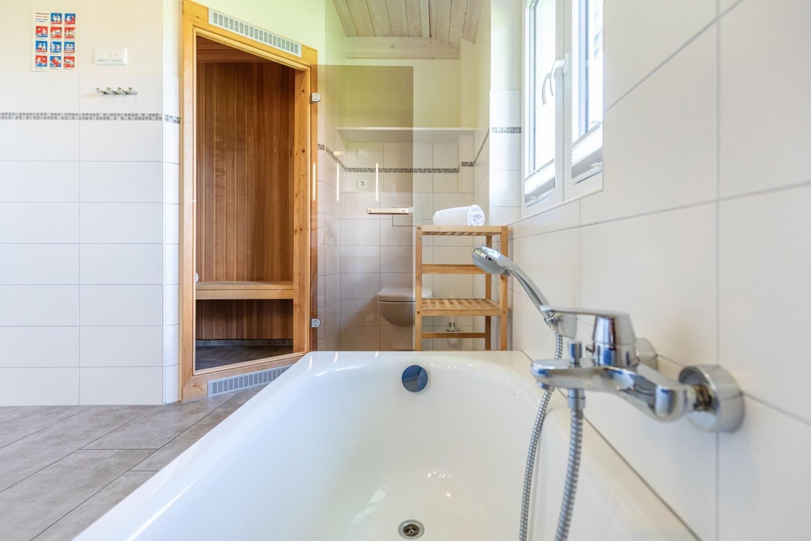 Bad mit Badewanne, Sauna und Toilette