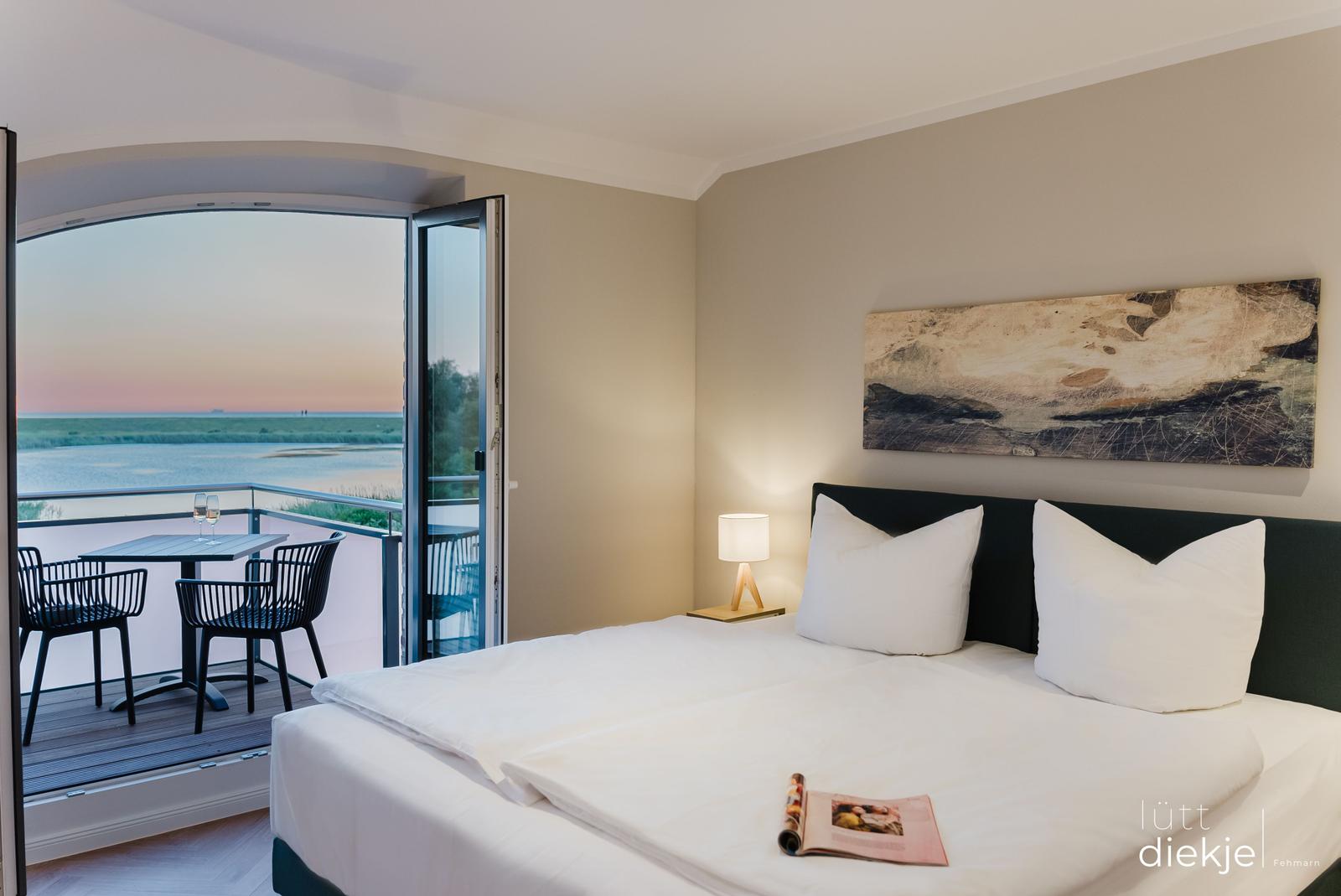 Schlafzimmer mit Balkon und Blick auf Wasser