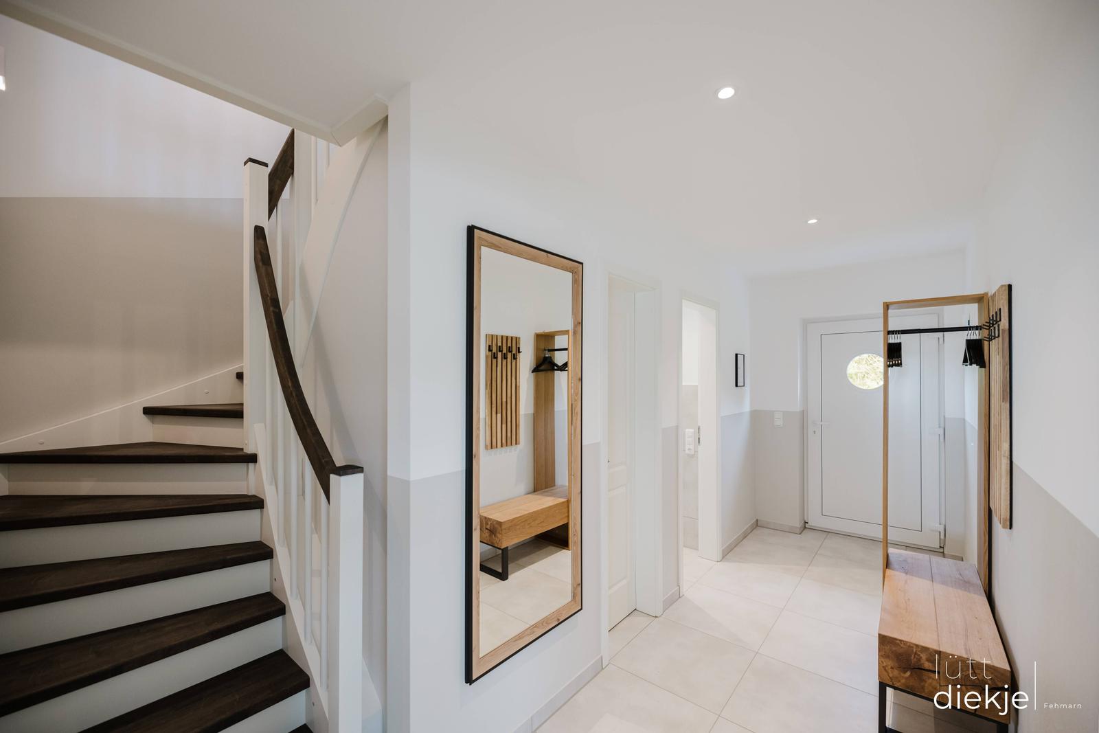Hausflur mit Treppe, Spiegel und Kleiderständer