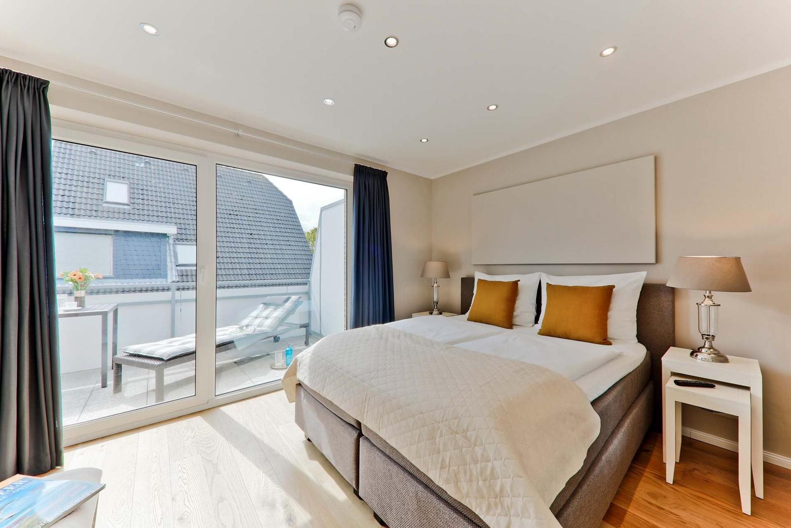 Schlafzimmer mit Balkon im Apartment Mars...