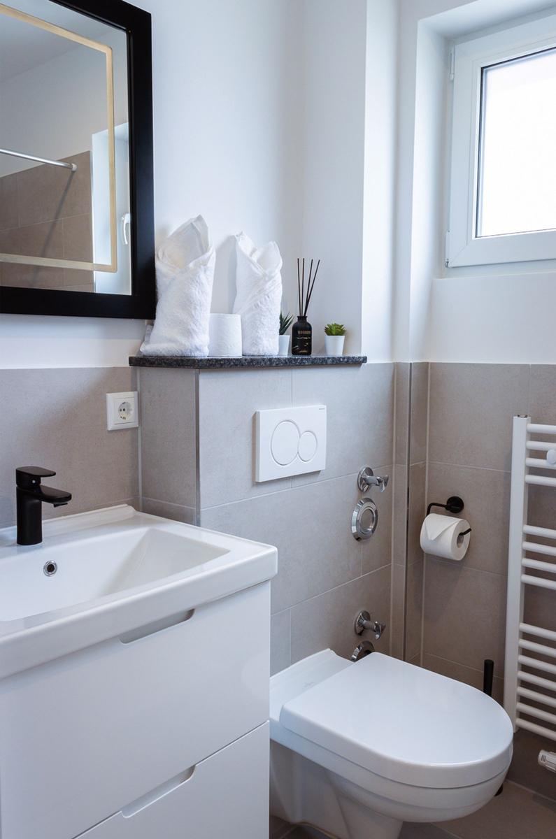 Sauberes und modernes Badezimmer mit Dusche