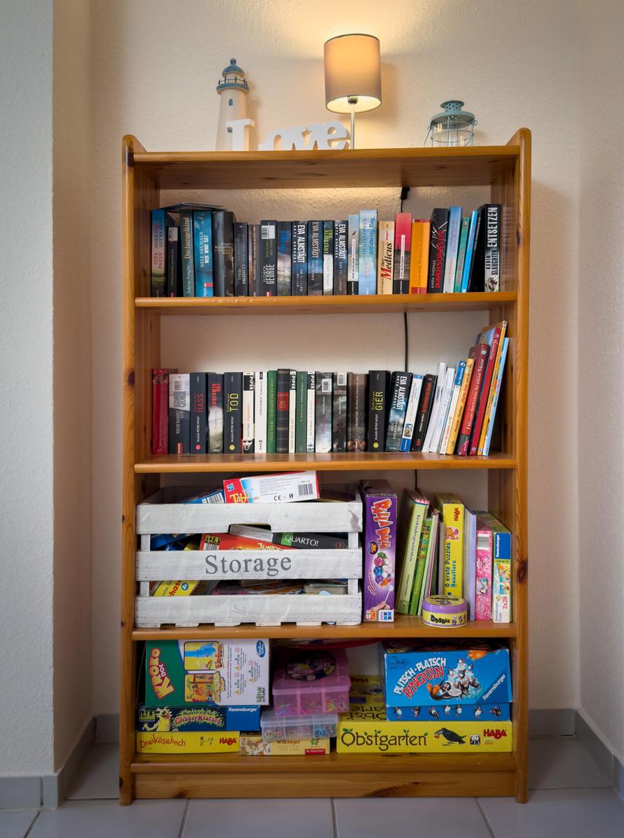 Bücherregal und Spiele