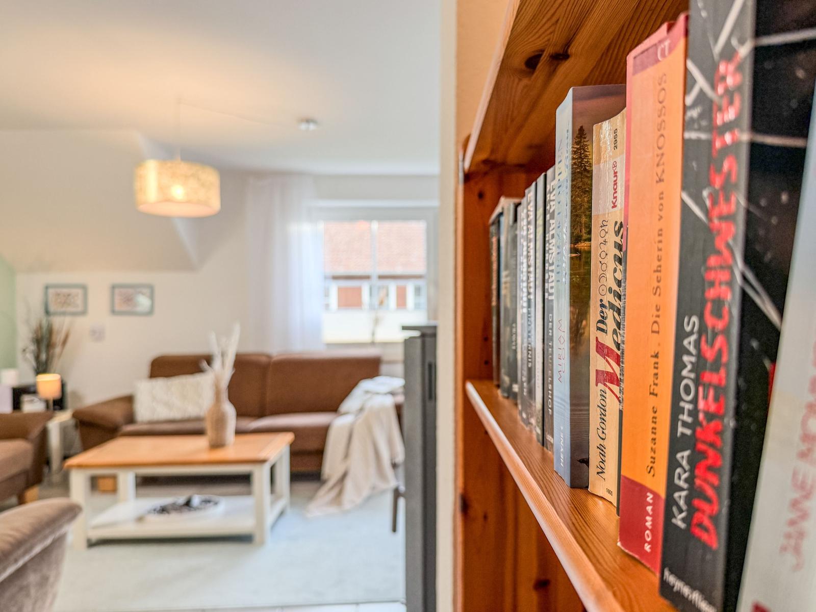 Blick auf Wohnzimmer mit Bücherregal und Sofa