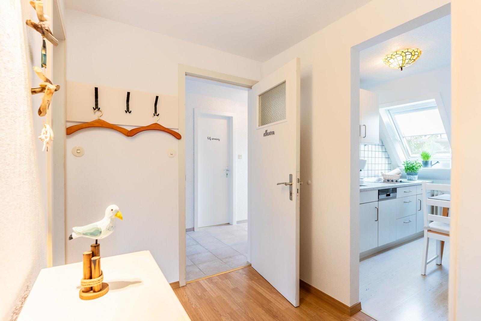 Eingangsbereich mit Garderobe, Tür zu Küche und Schlafzimmer.