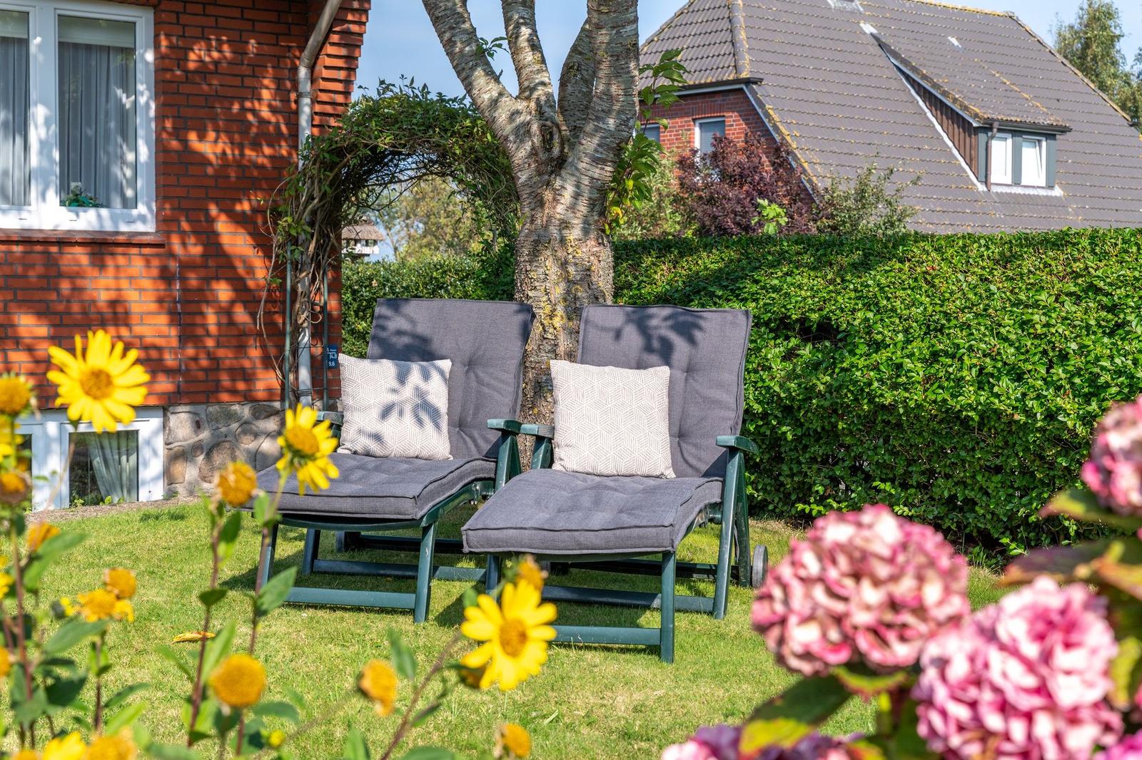 Gartenliegen stehen zur Verfügung