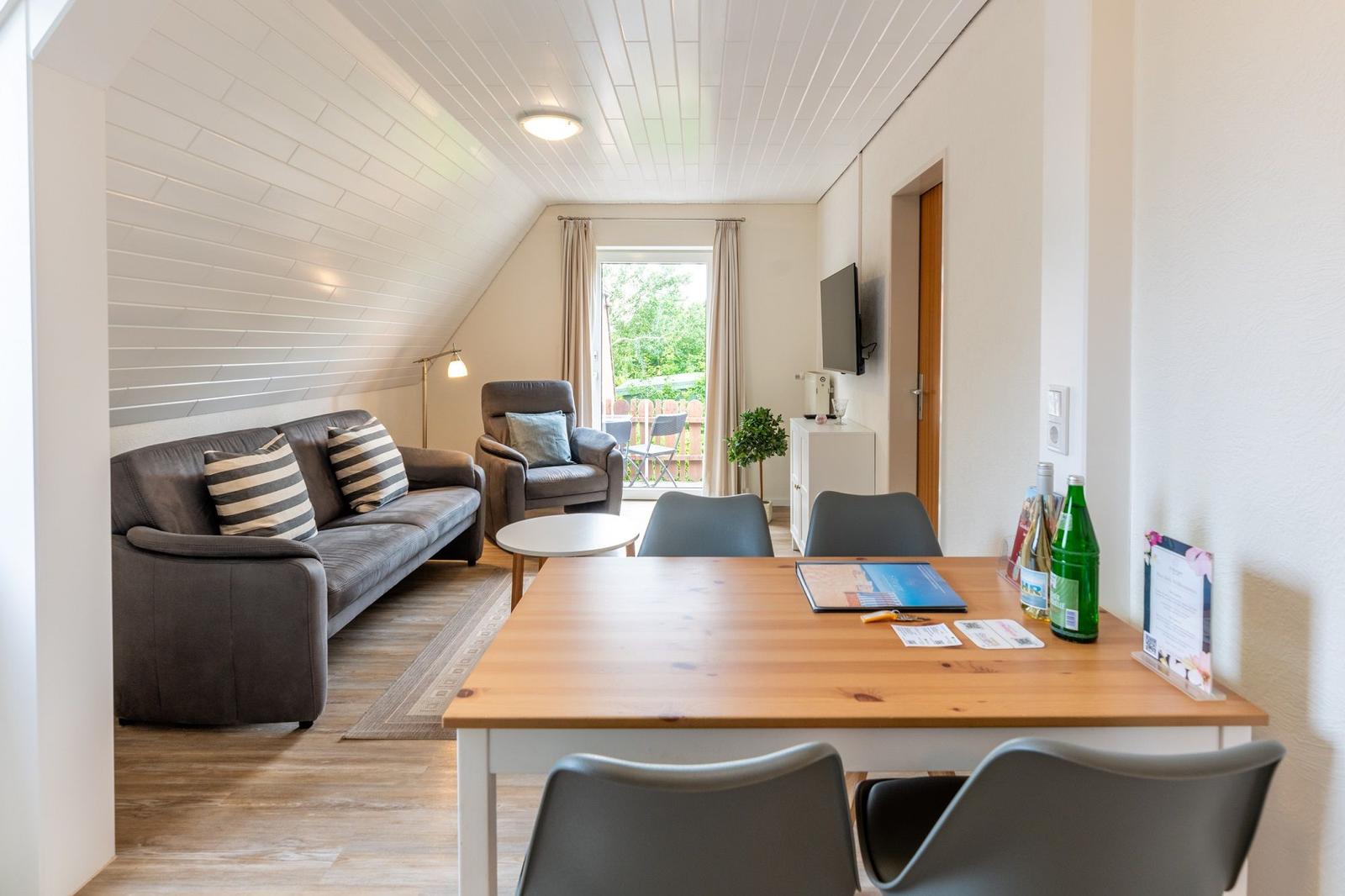 weitere Aufnahme des hellen Wohnbereichs