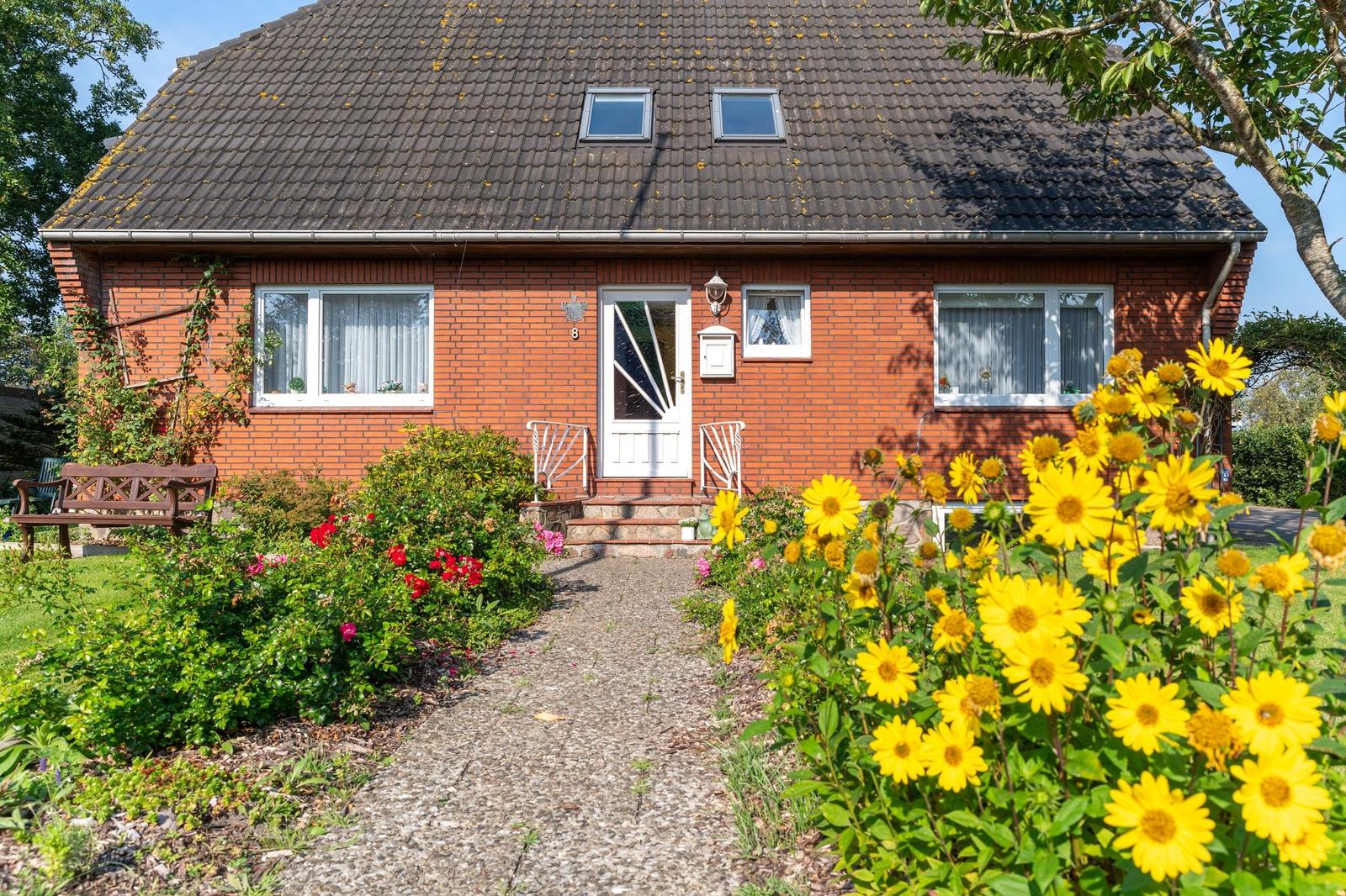 Eingangsbereich mit Vorgarten