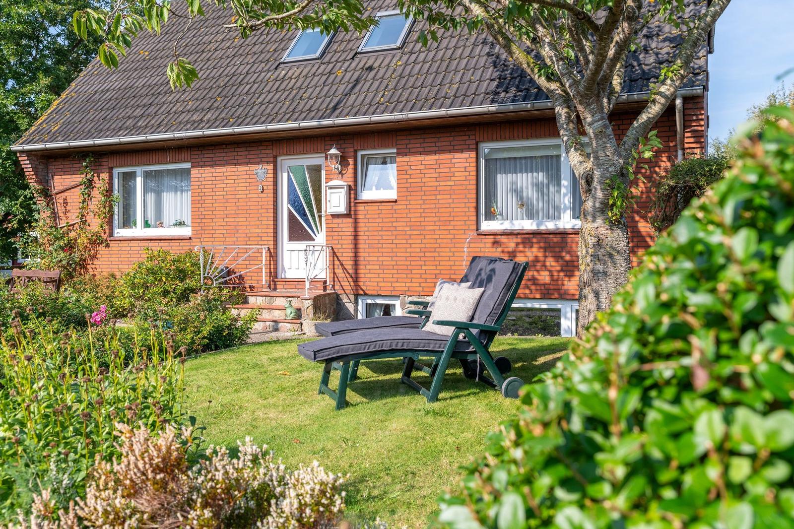 Gartenliegen stehen zur Verfügung