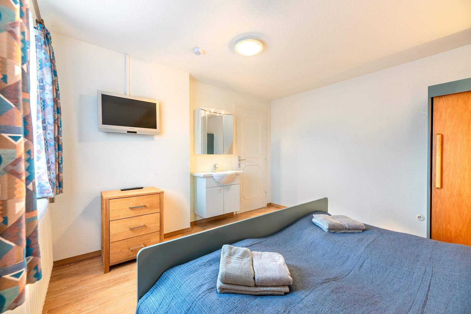 Das große Schlafzimmer mit Doppelbett (200x200) und TV