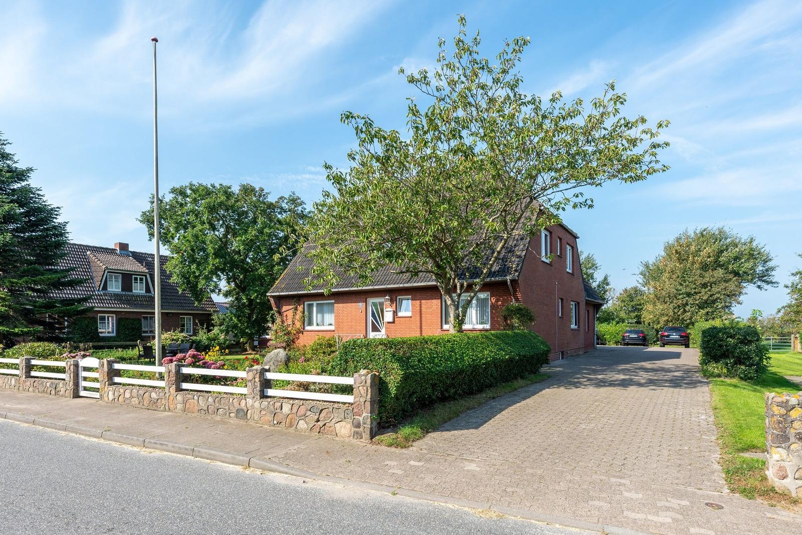 Objekt 82 "Letj Wening", Haus Nr. 8, 25938 Oldsum
Zufahrt zum Parkplatz