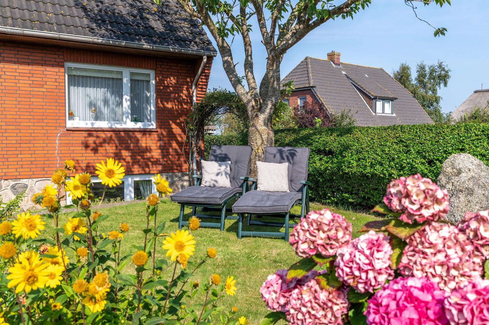 Der schöne Garten lädt zum Verweilen ein