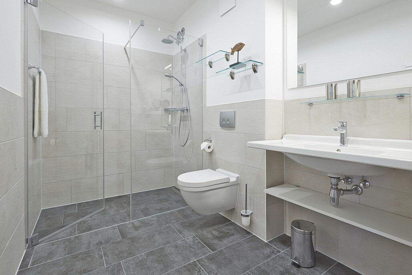 Badezimmer mit Dusche, Toilette und Waschbecken