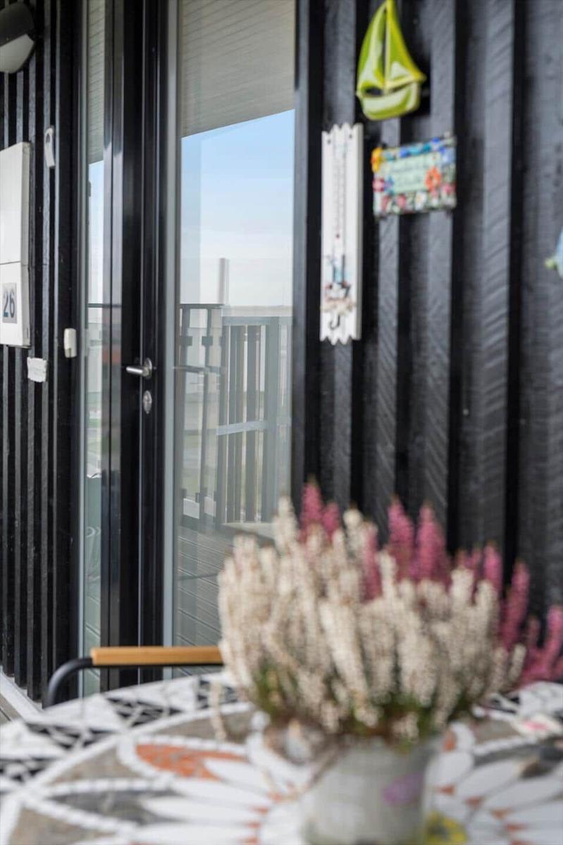 Terrasse mit Tisch, Blumen und Blick auf Balkon
