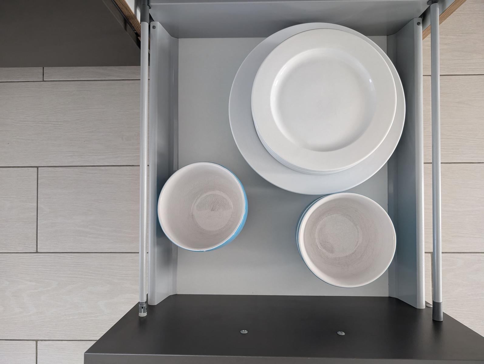 Küchenschrank mit Teller und Schalen