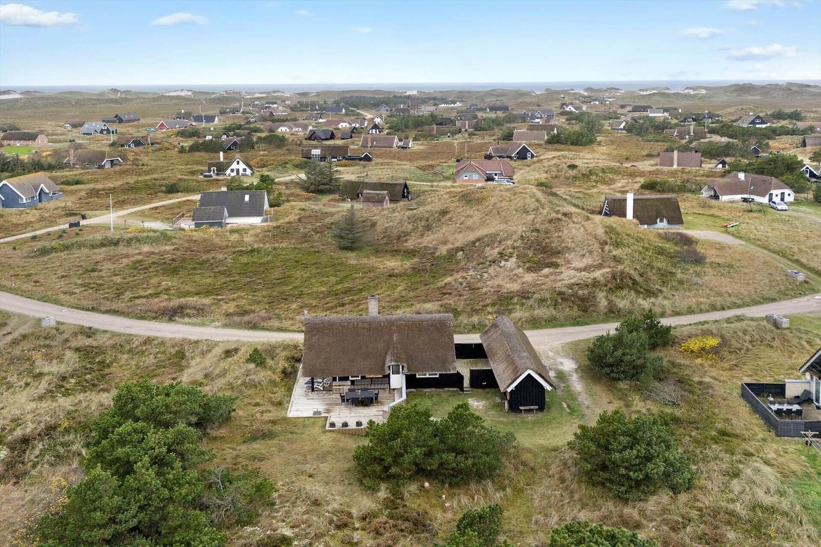 Dorf mit traditionellen Häusern auf Dünenlandschaft