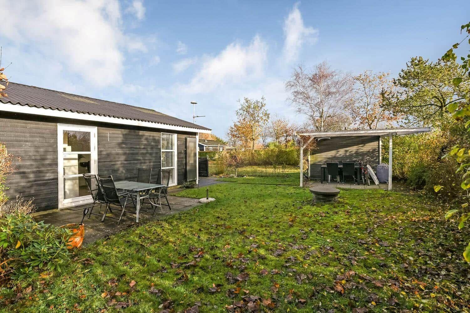 House with garden, terrace, and seating. Grill area and bicycles are available.