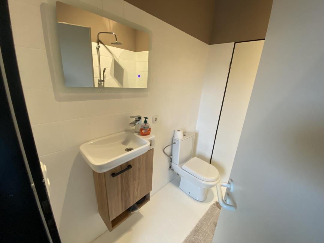 Badezimmer mit Waschbecken, Toilette und Dusche