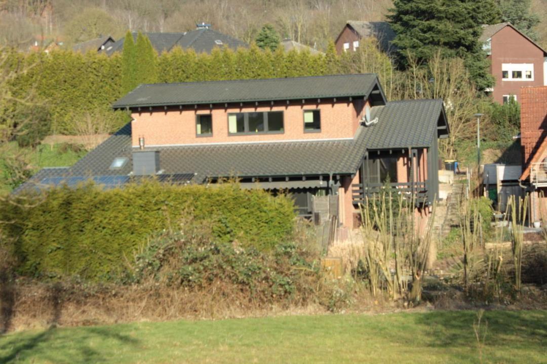Modernes Haus mit Solaranlage und Terrasse im Grünen