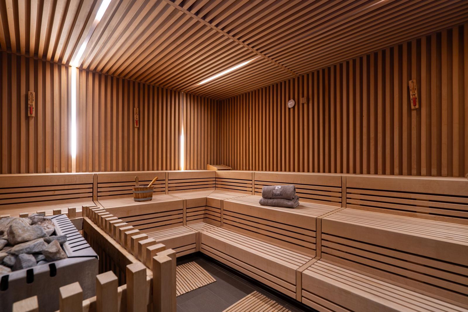 Wellnessbereiche mit Sauna, Dampfbad, Ruheraum und direktem Zugang zum Wohnbereich